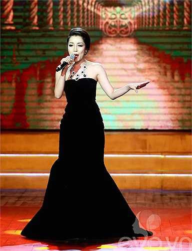 Phạm Thu Hà khoe giọng hát cực khỏe và đầy kỹ thuật trên sân khấu. 