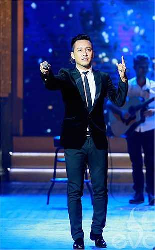 Ca sỹ điển trai Tuấn Hưng với ca khúc đang hot 'Nắm lấy tay anh'.