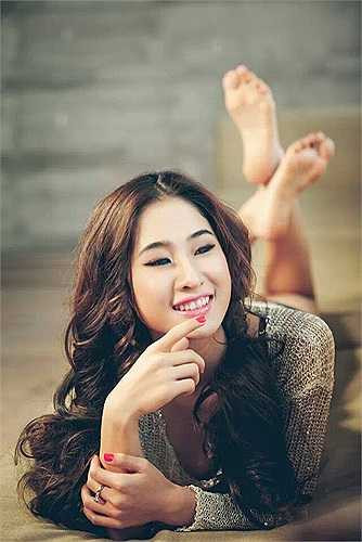 Ngoài thân hình bốc lửa, cô gái gốc miền Tây còn có gương mặt rất dễ thương