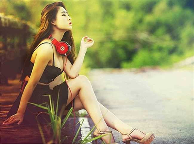 Sau một thời gian dài hợp tác, Oxy tuyên bố sẽ không bao giờ làm việc với Bằng Cường nữa còn nam ca sỹ này thì khẳng định cô DJ sexy này đã vi phạm hợp đồng phải phải đền bù 300 triệu