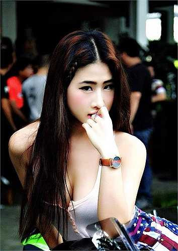 Tuy nhiên, có nhiều người tin rằng, đó là sản phẩm của phẫu thuật thẩm mỹ bởi trong những tấm ảnh trước đây, DJ Oxy trông rất mảnh mai và vòng 1 rất khiêm tốn