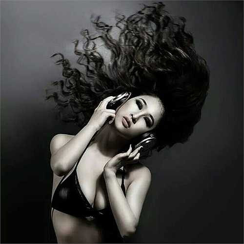 'Trong lúc đi diễn thì Oxy thường mặc những bộ đồ gợi cảm đôi lúc có phần sexy thế nhưng ngoài đời Oxy thích mặc những bộ váy kín đáo cũng như những trang phục dễ thương, nhí nhảnh' - DJ Oxy chia sẻ