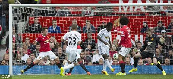 Sigurdsson ấn định tỉ số 2-1 cho Swansea