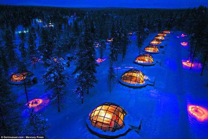 Khách sạn mang tên Kakslauttanen Hotel & Igloo Village ở Saariselkä (Phần Lan) gồm 40 lều tuyết và phòng kính, tọa lạc giữa một rừng thông mênh mông tuyết trắng. Tất cả đều được kiểm soát nhiệt độ một cách hợp lý. 