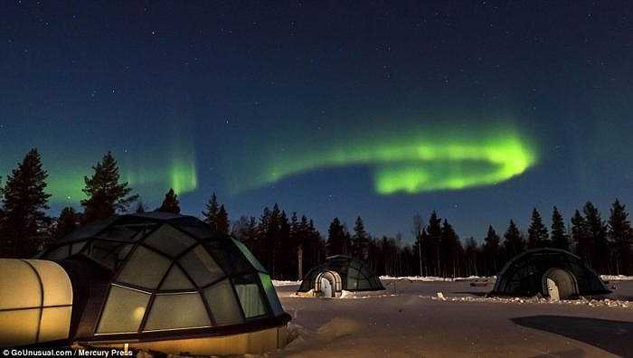 Đặc sản của vùng này chính là Bắc cực quang kỳ thú - một hiện tượng quang học được tạo bởi những dải màu sắc chuyển động không ngừng của ánh sáng, làm cho chúng trông giống những dải lụa rực rỡ trên bầu trời đêm. 