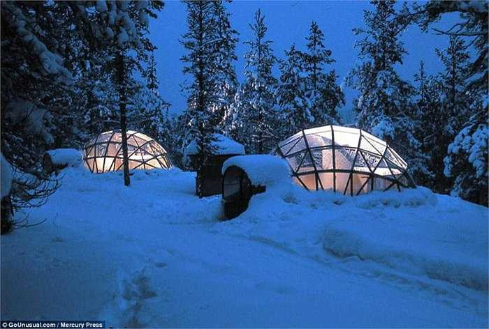 Phòng tắm hoa sen cũng có sẵn trong từng khối nhà riêng biệt, với phòng tắm dành cho nữ và phòng tắm dành cho nam. 