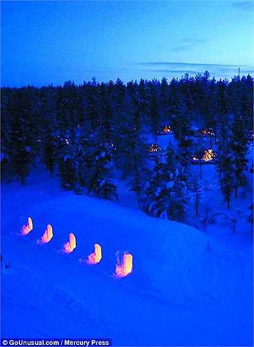 Tại khách sạn này còn có nhà hàng tuyết lớn nhất thế giới với những chiếc bàn ăn đặc biệt làm từ băng. 