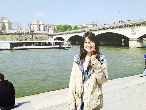 Hà Linh chụp hình lưu niệm bên bờ sông Seine.