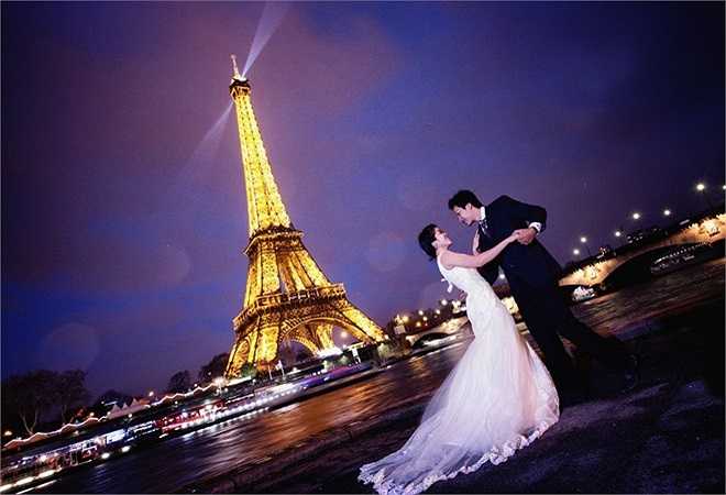 Sau hai năm yêu nhau, cặp đôi đính hôn ngày nhiều người cho rằng đó là tận thế theo lời tiên đoán cổ xưa 21/12/2012. Họ tin sẽ luôn là định mệnh của nhau cho dù trả qua nhiều sóng gió.