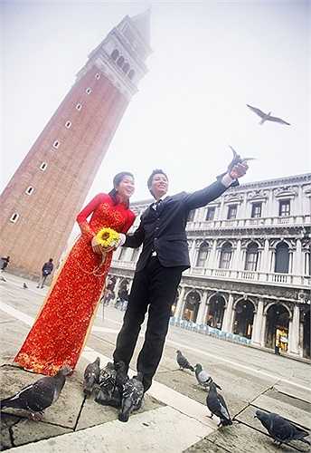 Cô dâu Khánh Vy mặc áo dài Việt Nam chụp ảnh tại châu Âu, rất nhiều người quay lại nhìn và chụp ảnh lại cặp đôi này. Cảm xúc của Vy khi ấy vừa tự hào, thêm thú vị khi thấy được tình cảm mọi người dành cho tà áo dài Việt Nam.