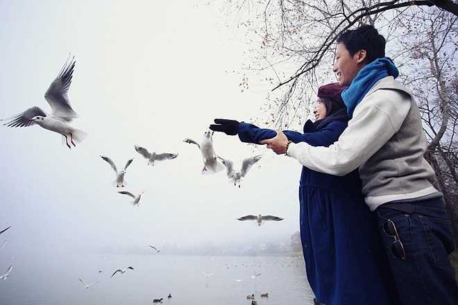 Ít ai biết được rằng, phía sau những tấm ảnh cưới lung linh này là sự lao động vất vả của ê-kip 4 người. Lần đầu tiên du lịch châu Âu lại thêm việc chụp ảnh cưới nên Vy và Vũ đã cùng nhau vượt qua nhiều khó khăn như thời tiết lạnh độ âm, mất cắp thiết bị.