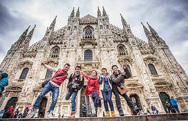 Khánh Vy bày tỏ: Máu tuổi trẻ và sự quyết tâm nên chúng mình đã không lãng phí ngày nào khi ở châu Âu. Mình rất tự hào vì bộ ảnh không gán mác chục ngàn USD hoành tráng mà rất cực nhọc mới có được, vì đó là một miền ký ức đẹp của 4 người bạn