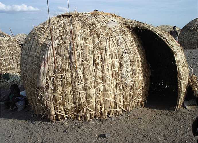 Người El Molo vẫn giữ lối sống nguyên thủy, sơ khai. Họ thường sống theo nhóm người trong một căn nhà và có quan hệ cận huyết. Vì vậy người của bộ tộc này thường mắc rất nhiều bệnh hiếm gặp.