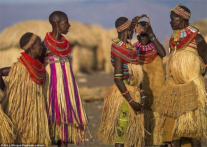 Với chế độ bảo vệ động vật hoang dã như hiện nay, người El Molo không còn được tự do săn bắt nữa, thức ăn thay thế của họ là những chú cá nhỏ của hồ nước mặn Kenya.