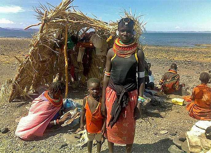 Tuy không được săn bắt động vật tự do như trước nữa, nhưng người El Molo vẫn thi thoảng hạ vài hà mã và cá sấu để ôn lại truyền thống của bộ tộc mình.