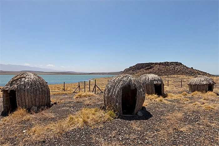 Do môi trường sống nơi đây quanh năm khô cằn, sỏi đá nên bộ tộc này đã từ bỏ hoạt động nông nghiệp, chuyển sang đánh bắt cá từ ngàn đời nay.
