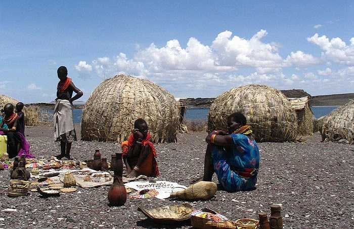 Những người đàn ông tham gia vào cuộc săn bắn, đều được phụ nữ của bộ tộc trao tặng chiếc vòng và hoa tai đặc biệt nhằm biểu dương sức mạnh của những 'chiến binh' này.