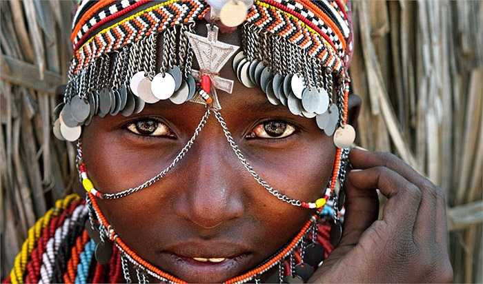 Hiện nay, bộ tộc El Molo chỉ còn 450 người. Họ vẫn giữ phong tục và lối sống truyền thống hàng bao đời nay là du mục. 