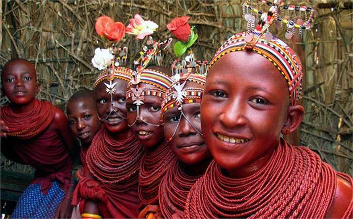 Cũng giống như phụ nữ trong nhiều bộ tộc khác của châu Phi, phụ nữ của bộ tộc El Molo thích làm đẹp bằng loại bột đỏ. Họ nhuộm kín cơ thể, thậm chí cả tóc để trông hấp dẫn hơn.