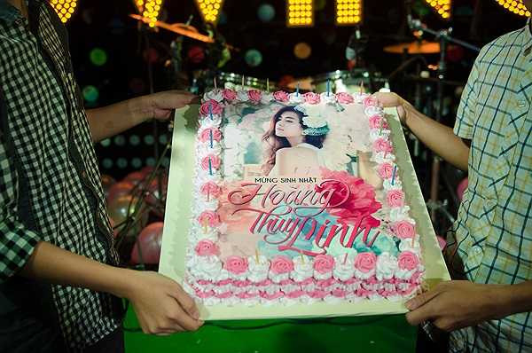 Fanclub của nữ ca sỹ đã chuẩn bị chiếc bánh sinh nhật có in hình thần tượng để chúc mừng cô bước sang tuổi 26.