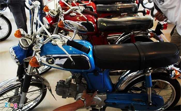Nhân dịp sinh nhật lần thứ 3 của câu lạc bộ xe cổ Hồng Cường, những người mê xe có cơ hội ngắm tận mắt bộ sưu tập những phiên bản vang bóng một thời khủng nhất Việt Nam. Mẫu Honda SS 50 với nhiều chi tiết còn nguyên bản được trưng bày ở vị trí trung tâm showroom. 