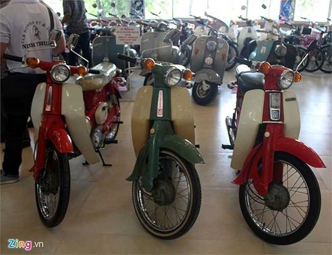 Những chiếc Honda C50, người Sài Gòn quen gọi là Honda Dame, đây là dòng xe dành cho nữ, sản xuất năm 1967. Xe 4 thì, dung tích 49cc, sản xuất tại Nhật Bản. Kiểu dáng đẹp, dễ đi và dễ sửa, đây là mẫu xe từng thống trị đường số Sài Gòn những năm trước 1975. 