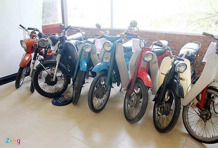 Chiếc xe màu xanh thứ 4 từ phải qua là Yamaha Mate 50, được sản xuất trong khoảng thời gian từ 1967 đến 1969. Bên cạnh là những mẫu xe khác như Kreidler Florett của Đức (màu xám, thứ 3 từ trong ra). Chiếc trong cùng là Simson SR 4-2. 