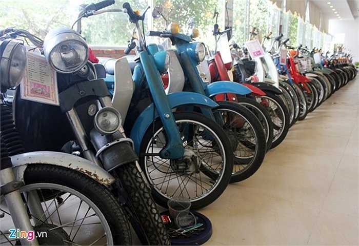 Bộ sưu tập hiện lên tới hàng trăm chiếc. Trong năm nay, câu lạc bộ xe cổ Hồng Cường sẽ xác lập kỷ lục Việt Nam (Theo Zing)