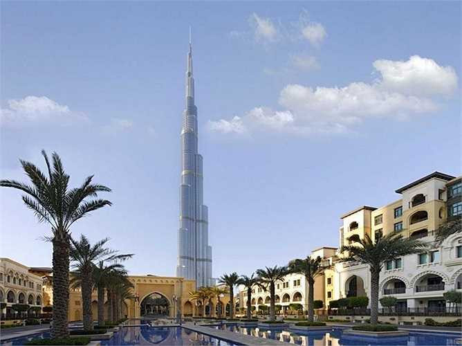 Burj Khalifa là một tòa nhà chọc trời siêu cao ở 'Trung tâm Mới' của Dubai, Các Tiểu Vương quốc Ả Rập Thống nhất (UAE), với độ cao 643,3m. Đây hiện là công trình cao nhất thế giới.