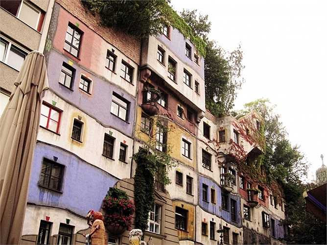 Ngôi nhà nghệ thuật mang tên của vị họa sĩ kiêm kiến trúc sư người Áo Hundertwasser, là một trong những công trình kiến trúc độc đáo, luôn thu hút lượng lớn khách du lịch.