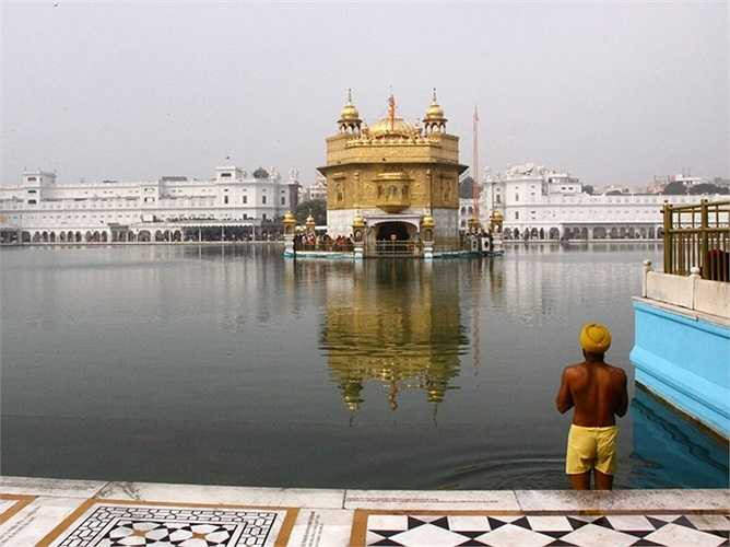 Đền Vàng ở Amritsar, Ấn Độ là một trung tâm văn hóa và tinh thần của tôn giáo Sikh