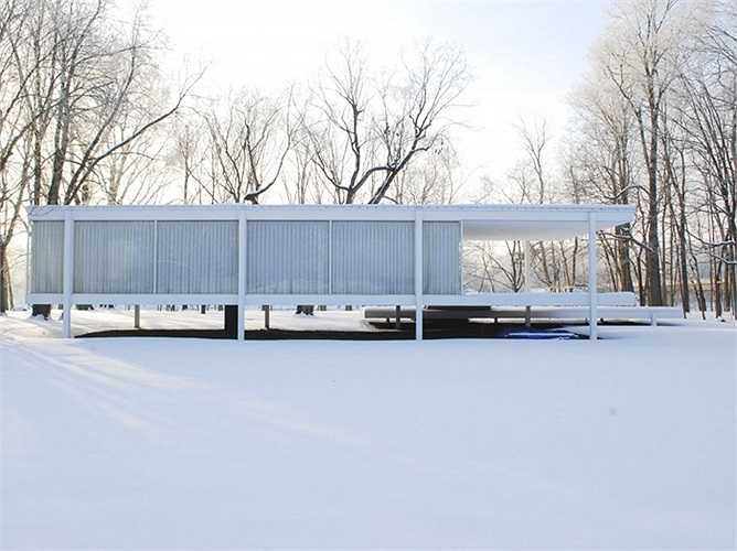 Ngôi nhà Farnsworth tọa lạc tại thị trấn Plano, Illinois, là kiệt tác của kiến trúc sư người Đức Mies van der Rohe. Được hoàn thành vào năm 1951 và sửa chữa vào năm 1972, 1996, ngôi nhà được xây dựng cách mặt đất gần 150cm nhờ các cọc đỡ bằng thép