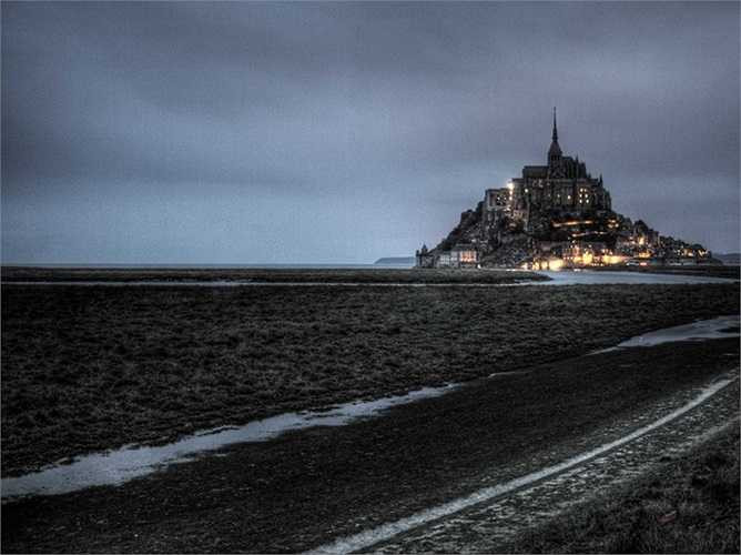 Tu viện trên Đảo Mont Saint Michel nằm ở vùng Normandy của nước Pháp. Sự hùng vĩ và dáng vẻ bên ngoài bí ẩn như một tòa lâu đài trong cổ tích của tu viện đã khiến các nhà làm phim Hollywood lựa chọn nơi này để quay bộ phim Chúa tể của những chiếc nhẫn.