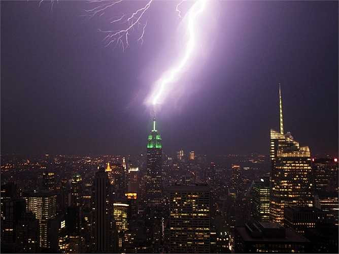 Sau khi tòa nhà Empire State mở cửa vào năm 1931, nó được coi là tòa nhà cao nhất thế giới trong gần 40 năm. Tòa nhà này vẫn còn thu hút rất nhiều sự chú ý, thậm chí cả bầu trời.