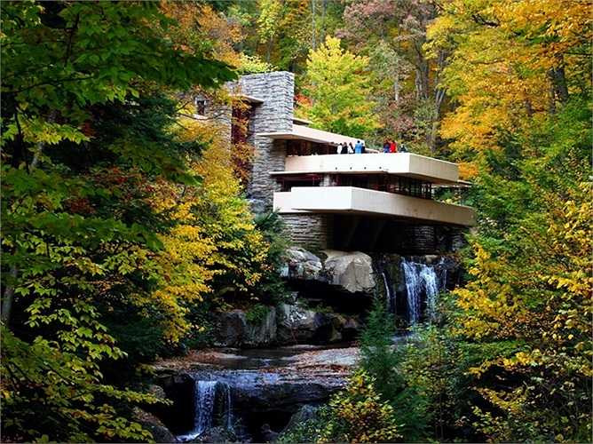 Kiệt tác vượt thời gian Fallingwater là ngôi nhà được xây trên thác nước, gắn liền với tên tuổi của Frank Lloyd Wright. Ông là một trong những biểu tượng vĩ đại, là một tài năng kiến trúc lỗi lạc có tầm ảnh hưởng to lớn trong thời kỳ đầu thế kỷ 20 của nước Mỹ nói riêng và cả thế giới nói chung. Ngôi nhà tọa lạc tại vùng nông thôn phía Tây Nam tiểu bang Pennsylvania
