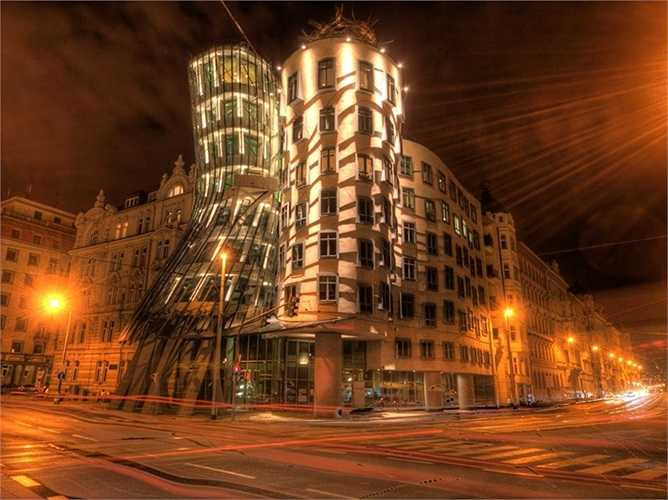 Tòa nhà khiêu vũ ở Prague, nguyên tên là 'Fred and Ginger', có hình dáng giống như một cặp đôi đang khiêu vũ.
