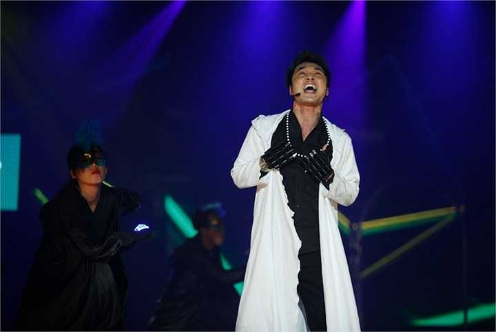 Sân khấu Tôi Tỏa Sáng lại tiếp tục bùng nổ bằng một ca khúc nhạc dance sôi động Bước qua thế giới với sự trở lại của Ưng Hoàng Phúc với sự hỗ trợ của vũ đoàn Windows. 