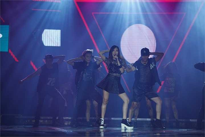 Trang Pháp trở lại chương trình với bài hát đánh dấu sự chào sân Vpop của cô: Như là mơ – ca khúc chủ đề của phim Long Ruồi. 