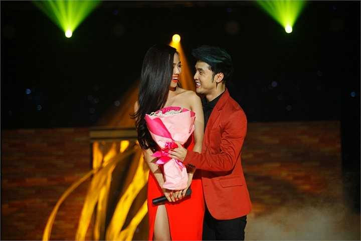 Cô chia sẻ, trong thời gian tới cô sẽ tiếp tục là người bạn đồng hành cùng Ưng Hoàng Phúc trên con đường phát triển sự nghiệp