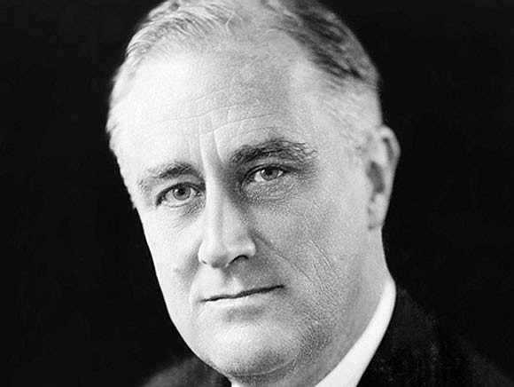 Cố tổng thống Mỹ Franklin Delano Roosevelt bắt đầu học ở Harvard vào năm 1900. Ông tham gia rất nhiều hoạt động ngoại khóa ở đây như làm chủ tịch cho tờ báo Harvard Crimson, thư ký câu lạc bộ Glee...