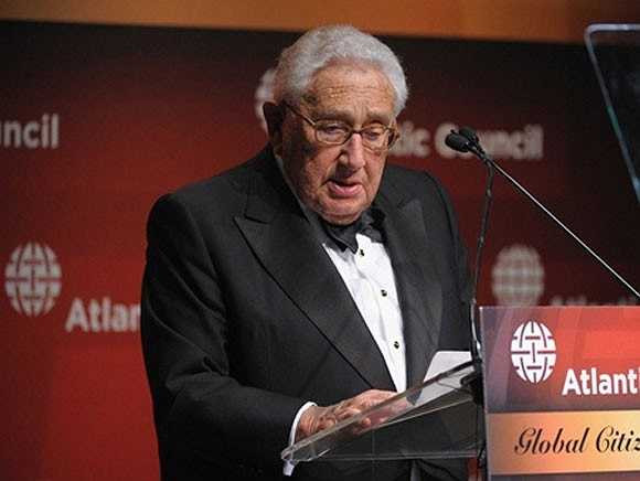 Cựu ngoại trưởng Mỹ Henry Kissinger tốt nghiệp Harvard năm 1950, sau đó ông bảo vệ thành công luận án tiến sĩ chuyên ngành Chính trị. Henry Kissinger còn là giảng viên dạy tại đại học Harvard từ năm 1954-1969.