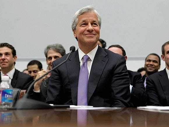 Jamie Dimon, CEO của JPMorgan Chase, tốt nghiệp thạc sĩ quản trị kinh doanh của đại học Harvard năm 1982. Ông đứng thứ 22 trong danh sách những người quyền lực nhất thế giới theo Forbes và đang điều hành một trong những ngân hàng lớn nhất thế giới. Jamie Dimon cũng từng là Chủ tịch FED New York.