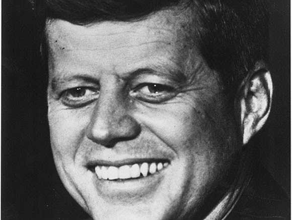 Cựu Tổng thống Mỹ John F. Kennedy tốt nghiệp chuyên ngành quan hệ quốc tế đại học Harvard vào năm 1940. Luận án tốt nghiệp của ông viết về lý do tại sao nước Anh lại chưa sẵn sàng để chống lại Đức trong Thế chiến thứ hai, sau đó nó đã được xuất bản thành cuốn sách với tựa đề 'Tại sao nước Anh ngủ mê' và trở thành cuốn sách bán chạy nhất lúc đó.