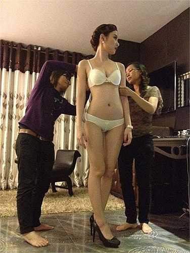 Từng gây xôn xao khi quyết định chụp bikini, 'bà mẹ nhí' tiếp tục khiến mọi người bất ngờ với hàng loạt ảnh gợi cảm.