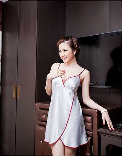 'Theo đó, tôi thấy những trang phục nội y này kín đáo. Thậm chí còn kín đáo hơn bộ ảnh bikini tôi từng chụp trước đó nên đã đồng ý'.