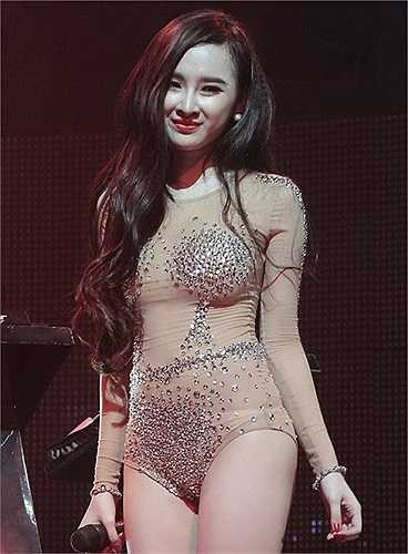 Từ 'bà mẹ nhí' trong sáng, đáng yêu sang hình ảnh một cô gái trưởng thành, sexy và có phần nổi loạn như mặc áo lưới hay trang phục kiệm vải không phù hợp với lứa tuổi.