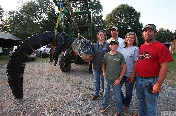 Gia đình Mandy Stokes chụp ảnh kỷ niệm với con cá sấu