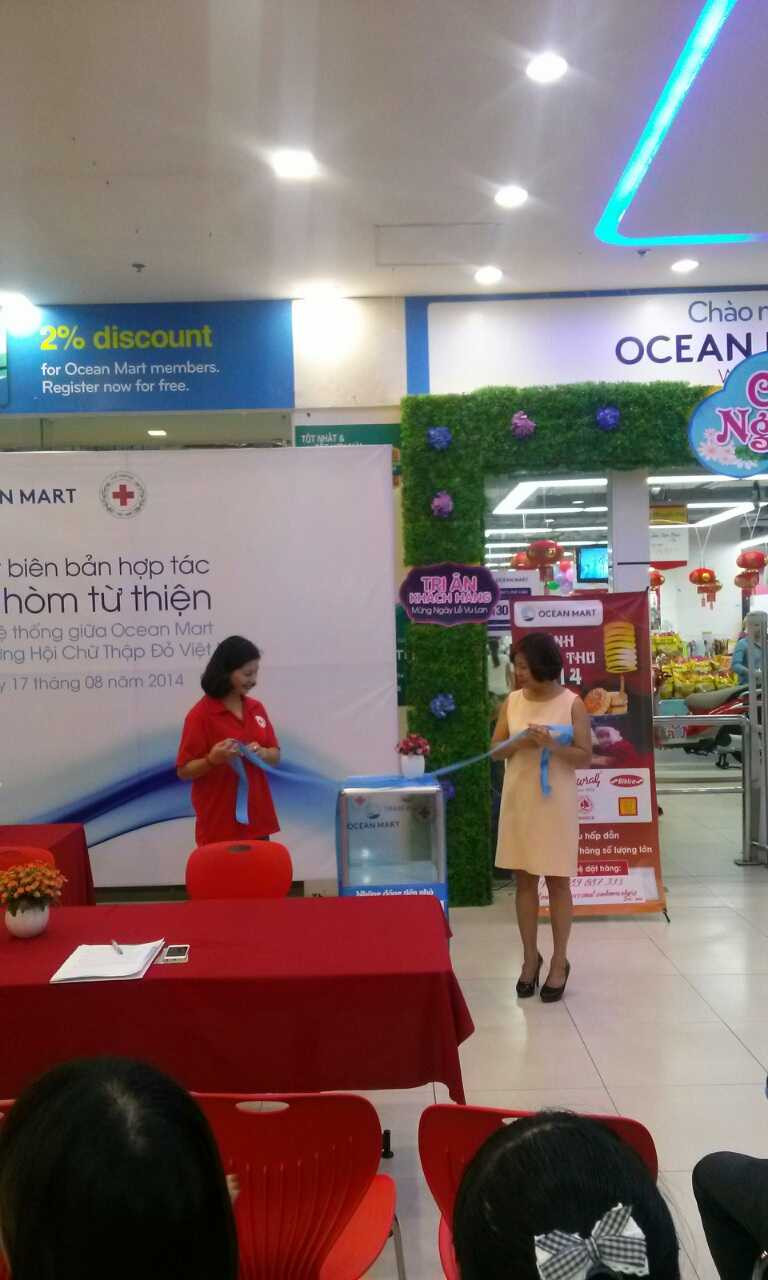 Bà Trần Thu Hằng – Phó trường ban truyền thông và phát triển nguồn lực TW Hội Chữ Thập Đỏ Việt Nam (trái) và Bà Phạm Ngọc Bích Giám đốc khối MKT ORC (phải) cùng mở hòm từ thiện chính thức nhận những tấm lòng hảo tâm từ cộng đồng