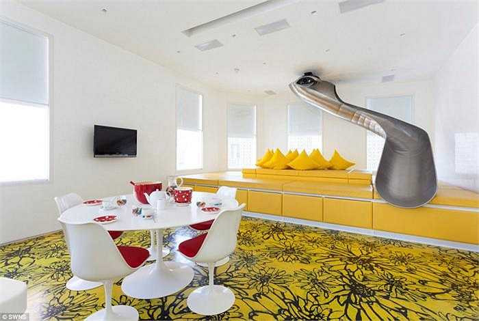 Đây là một trong những ngôi nhà thú vị nhất trên thị trường bất động sản London. Giá thuê theo tuần là 3.500 bảng (gần 125 triệu đồng), theo tháng là 15.000 bảng (gần 534 triệu đồng). 