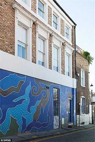 Tọa lạc trên con phố thời trang mang tên Đường Portobello ở Notting Hill, Tây London, giá thuê ngôi nhà hiện đang cao gấp 20 lần so với mức giá thuê nhà trung bình trên cả nước Anh. 